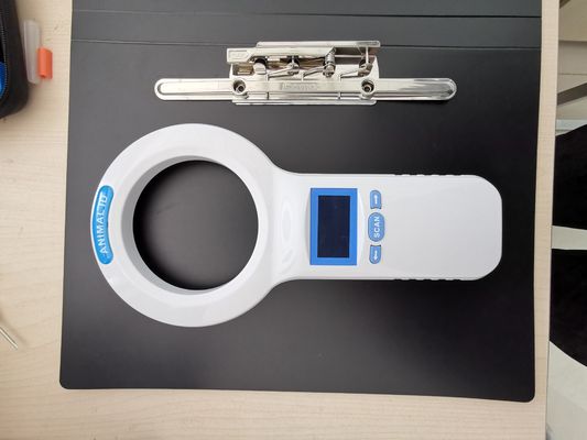 ماسح رقاقة RFID المحمول مع بطارية الليثيوم قابلة لإعادة الشحن للتعرف السريع على الحيوانات وتتبع البيطريات