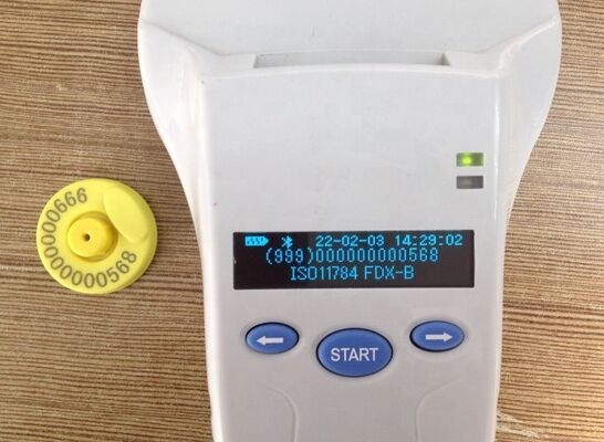 قارئ RFID يدوي دائم مع شاشة OLED 128x32 USB للبلاستيك حل بعيد المدى للاستخدام في الحيوانات الأليفة والمزارع والمزارع